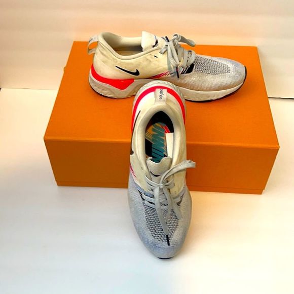 Nike Odyssey running shoes - Picture 1 of 3